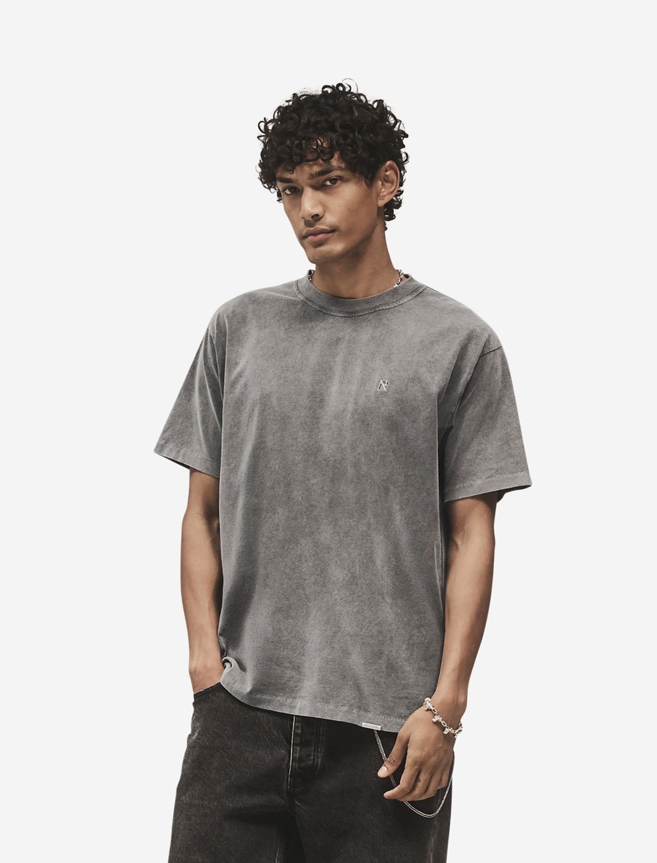 Metal Initial R T-Shirt – תמונה 2