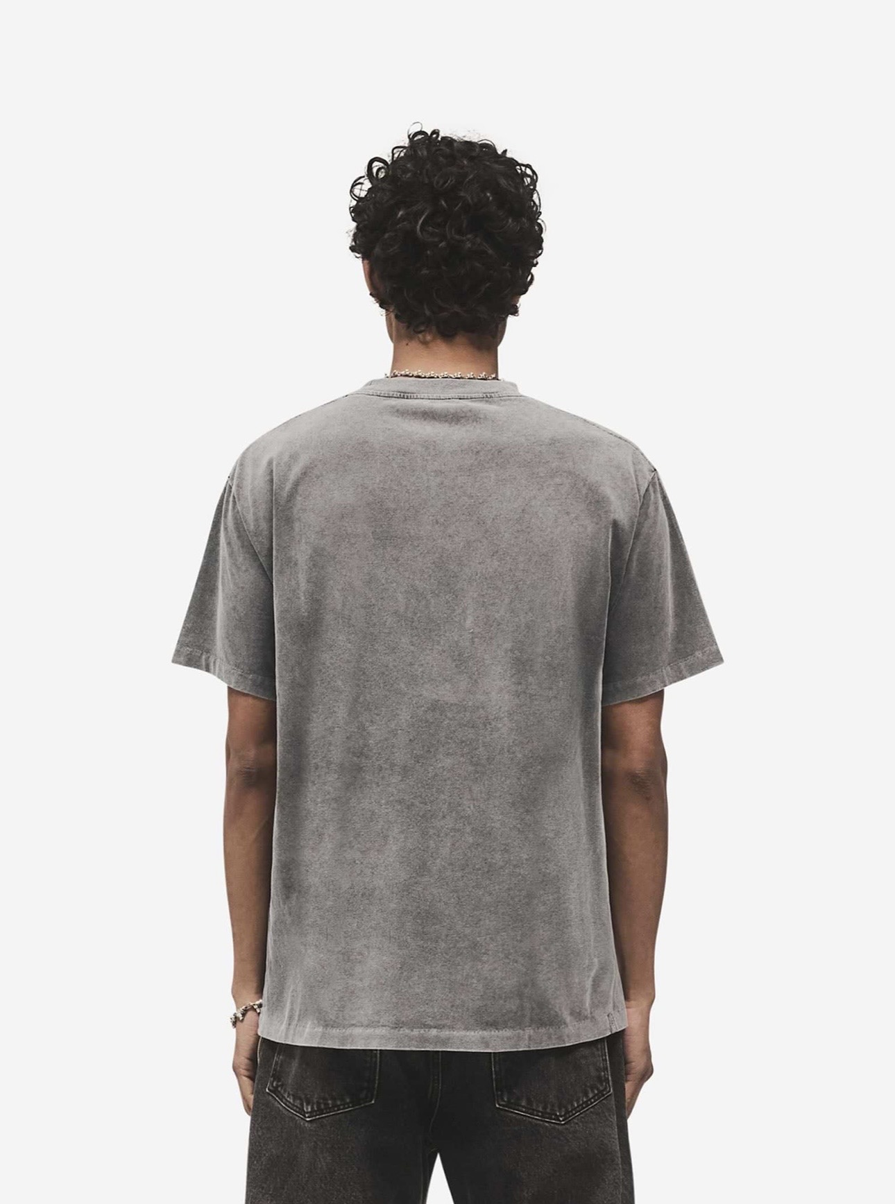 Metal Initial R T-Shirt – תמונה 3