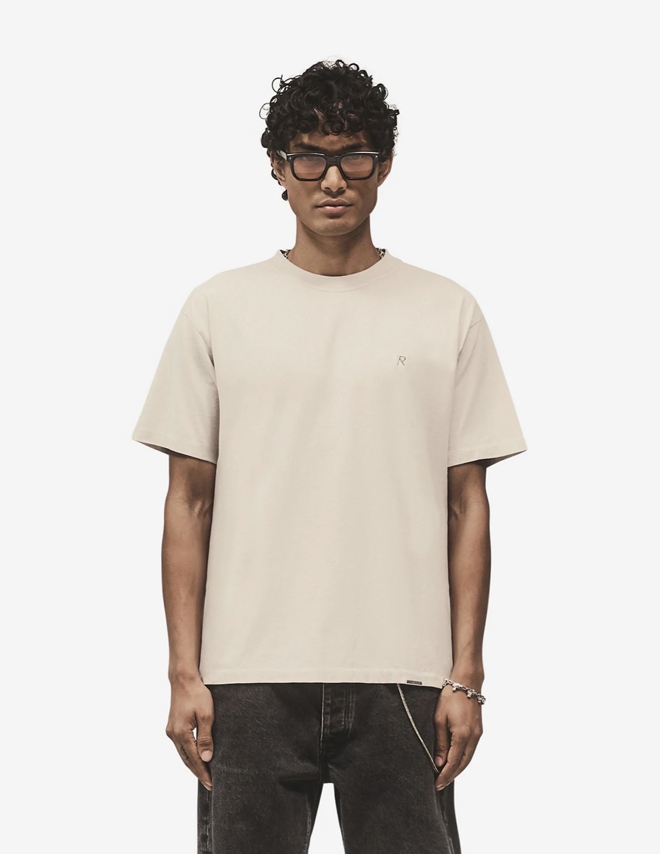 Metal Initial R T-Shirt – תמונה 2